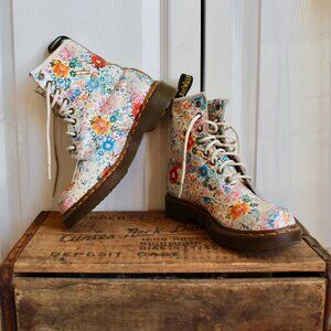 Women's Sz 7 Vintage Floral Dr. Martens Lace Up Boots White Rubber Sole Leather